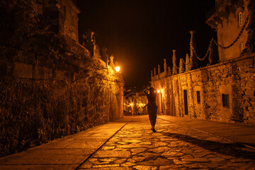 Caminando sola en la noche