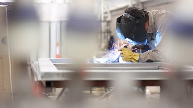 trabajador de la industria metalurgica soldando en horizontal