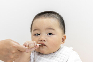 離乳食を食べる赤ちゃん（男の子、日本人、0歳、生後8か月）