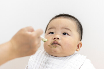 離乳食を食べる赤ちゃん（男の子、日本人、0歳、生後8か月）