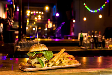 Hamburguesa casera con papas