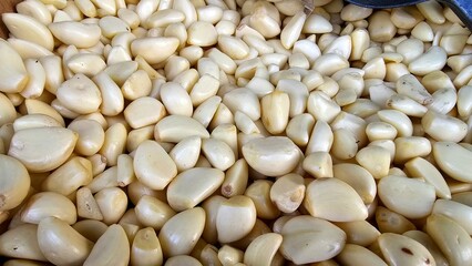 peeled garlic background image