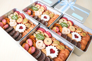 缶に詰まったたくさんの種類のカラフルなクッキー