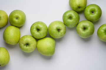 王林という青リンゴの白背景写真