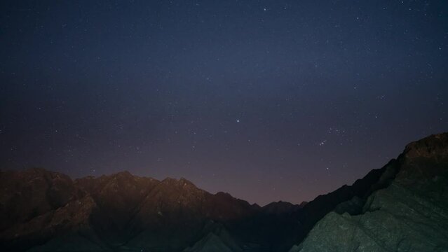 Experience the breathtaking Hajar Mountains at night through a mesmerizing timelapse video in Hatta. Natural beauty, stars, tranquility.
