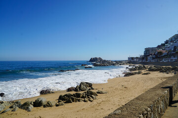 Fototapeta na wymiar Scenic view from Viña del Mar's coastline to the beach on a beautiful sunny day.