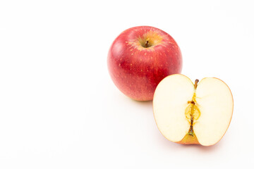 白背景にリンゴ