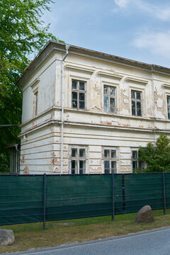 Verfallene Villa im Ostseebad Heiligendamm in Deutschland wartet auf einen Investor und auf die Sanierung