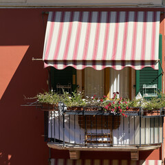 Balkon eines sanierten historischen Wohnhauses mitten in der Altstadt von Malcesine am Gardasee in...
