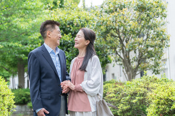 新緑とシニア夫婦
