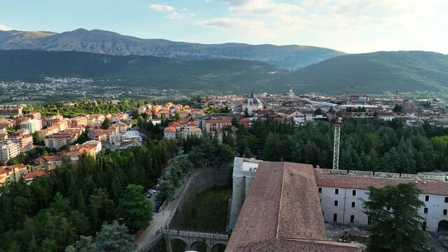 L'Aquila, il centro storico, Abruzzo, Italia.
Vista Aerea con drone del Castello e del centro dell'Aquila.