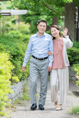 Fototapeta premium 公園を散歩するシニア夫婦