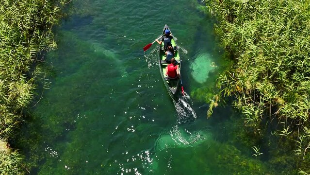 In canoa risalendo il fiume Tirino in Abruzzo, Italia.
Vista aerea dall'alto dei canoisti.