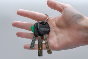 klucze do mieszkania wiszące na kółku na palcu dłoni