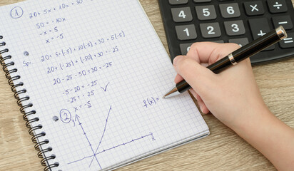 Równanie i wykresy matematyczne w zeszycie, odrabianie lekcji - obrazy, fototapety, plakaty