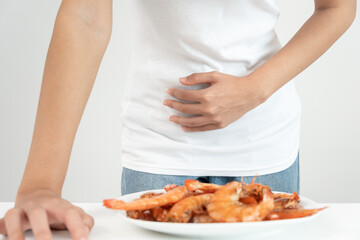 food allergies, women have reactions itching and redness after eating shrimp, seafood allergy, itching, rash, abdominal pain, diarrhea, chest tightness, unconsciousness, death, severe avoid allergies
