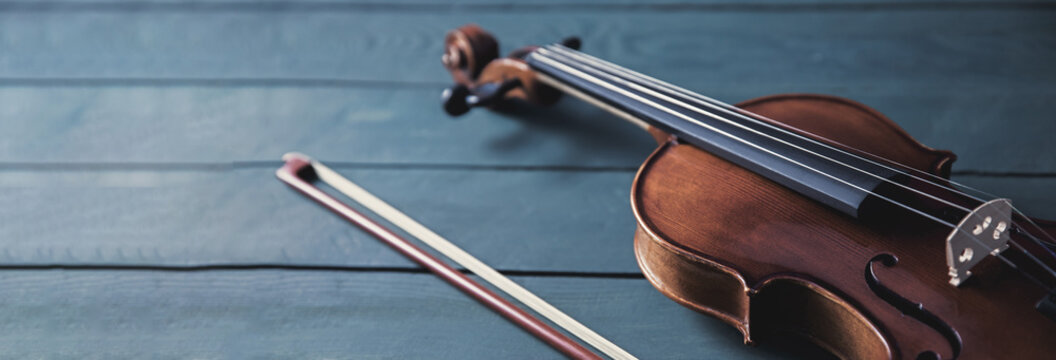 violin on the black table