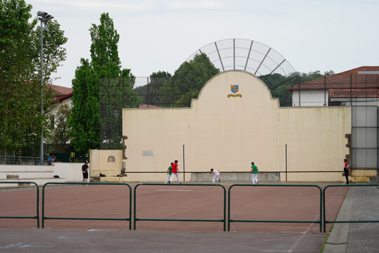Une partie de pelote sur un fronton de St P&eacute;e sur Nivelle au Pays Basque