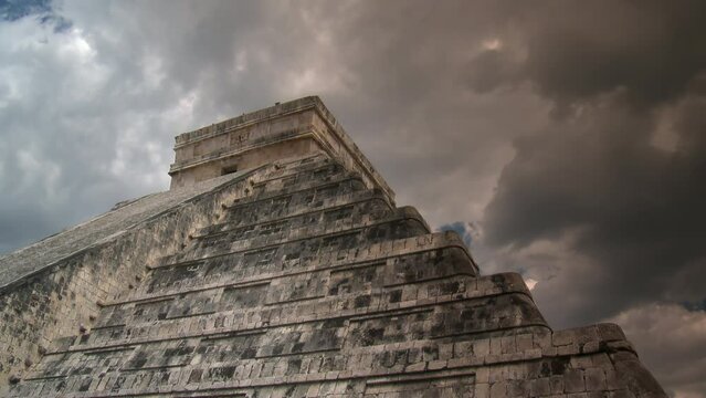 Timelaps - сlouds on top of the pyramid of Kukulkan