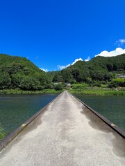 Fototapeta premium 下津野沈下橋【高知県本山町】