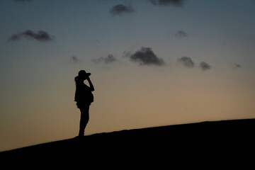 Esperando a mi bebe al atardecer