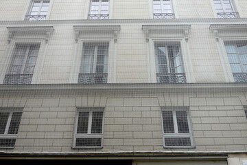 Filets de protection sur la façade d'un immeuble