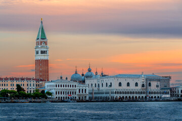 Fototapeta na wymiar Venedig und Markusdom im ersten Morgenlicht, Italien