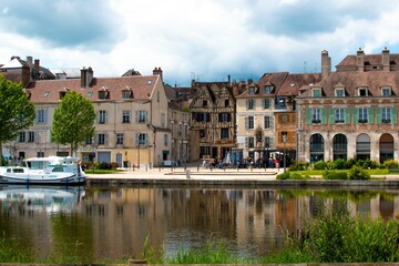 Photo de la ville d'Auxerre depuis les quais - obrazy, fototapety, plakaty