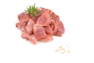 viande de porc cru coupé en morceaux présenté sur fond blanc - 635869624