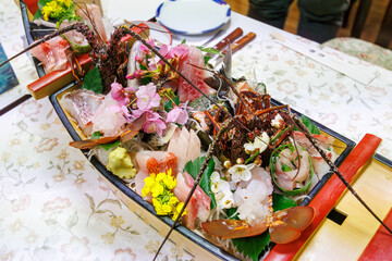 美味しい伊豆の贅沢晩ごはん、イセエビ入り舟盛り他
静岡県下田市白浜

