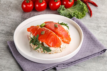 Crispy bread with salmon and cream cheese