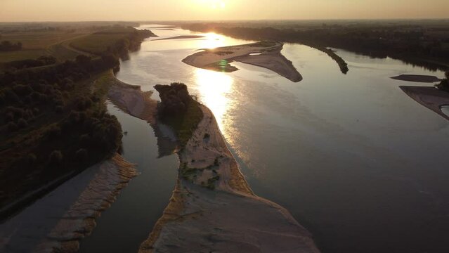 isolotto di sabbia al tramonto sul fiume Po