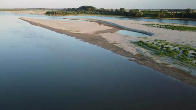 isolotto di sabbia nel fiume Po
