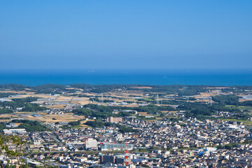 愛知県田原市蔵王山の展望台から眺める街並みと青い海と空
