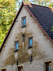 Wasserflecken an feuchter Hauswand