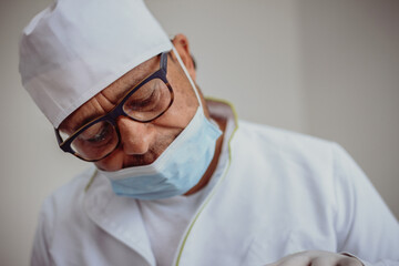 Latin man wearing a mask and a medical hat