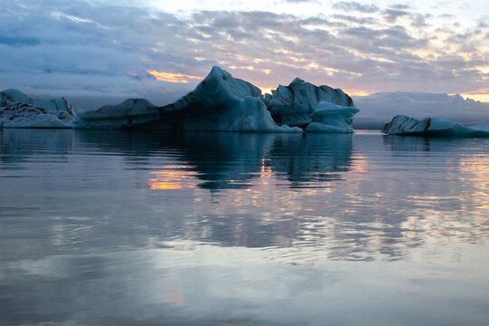 J&ouml;kuls&aacute;rl&oacute;n Glacier Lagoon is a lake dotted with towering icebergs carved from the Brei&eth;amerkurj&ouml;kull glacier.