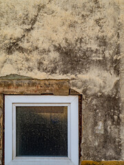 Wasserflecken an feuchter Hauswand