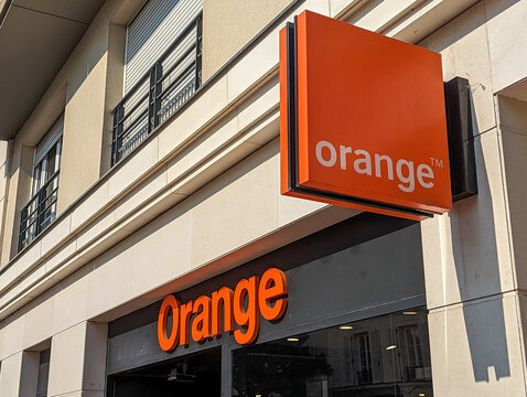 Montrouge, France - 17 ao&ucirc;t 2023: Enseigne et logo d'une boutique Orange, op&eacute;rateur historique de t&eacute;l&eacute;phonie mobile en France et l'un des principaux fournisseurs d'acc&egrave;s &agrave; internet fran&ccedil;ais
