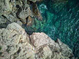Vista aérea de rocas con agua turquesa en paisaje idílico 