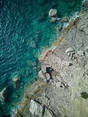 Vista aérea de rocas con agua turquesa en paisaje idílico 