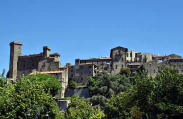 Fototapeta premium Burg in Bolsena unter blauem Himmel