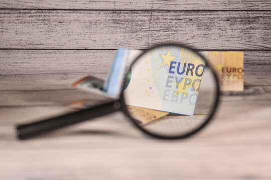 argent euro Dollar finances banque paiement loupe enquete