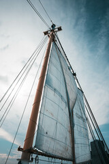 Obraz premium sailboat sailing in the ocean with cloudy sky