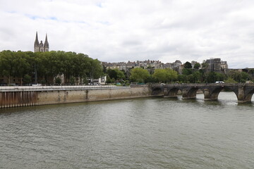Fototapeta premium La rivière la Maine, ville de Angers, département du Maine et Loire, France