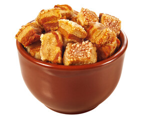 Cumbuca de barro com pedaços de torresmo de porco isolado em fundo transparente