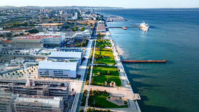 Beira Rio Tejo Portugal Bra&ccedil;o de Prata
Cabo Ruivo Marvila Parque Lisboa Ver&atilde;o Europa Docas Residenciais Estu&aacute;rio Azul Verde Paisagem Natural Natureza Portugu&ecirc;s Portugal Marginal Freguesia Portuguesa
