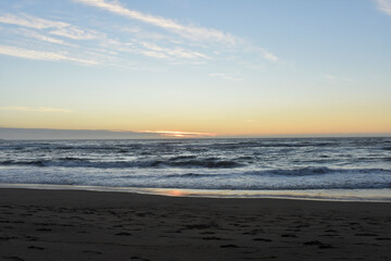 Reflejo del atardecer y olas de mar en paz y tranquilidad 