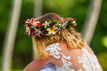 femme mariée en tenue de mariage avec couronne de fleurs 