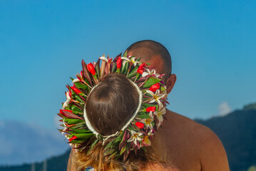 Lune de miel  en Polynésie avec couronne de fleurs